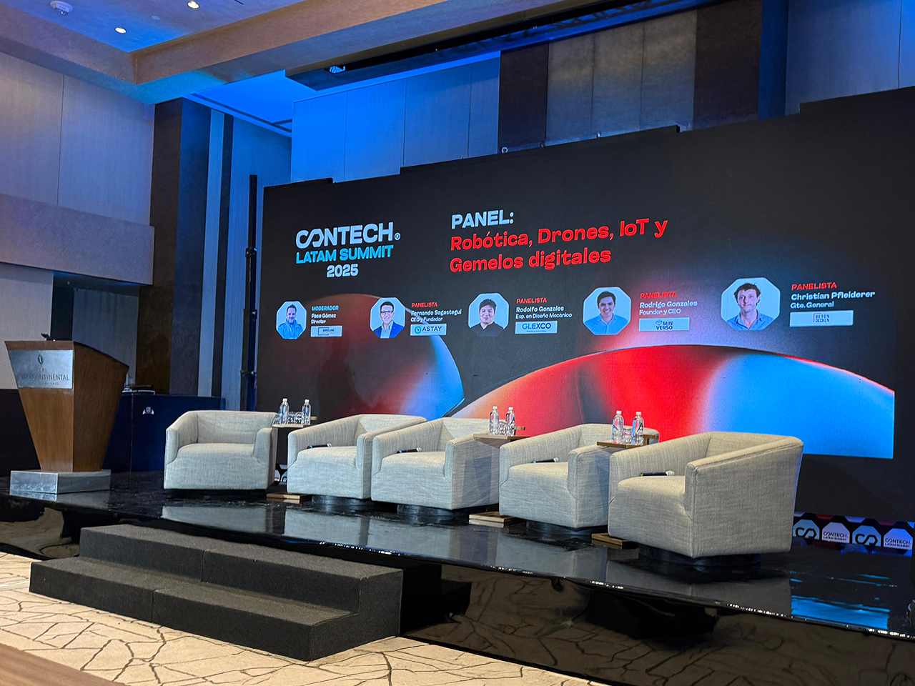 Escenario del panel de Robótica, Drones, IoT y Gemelos Digitales