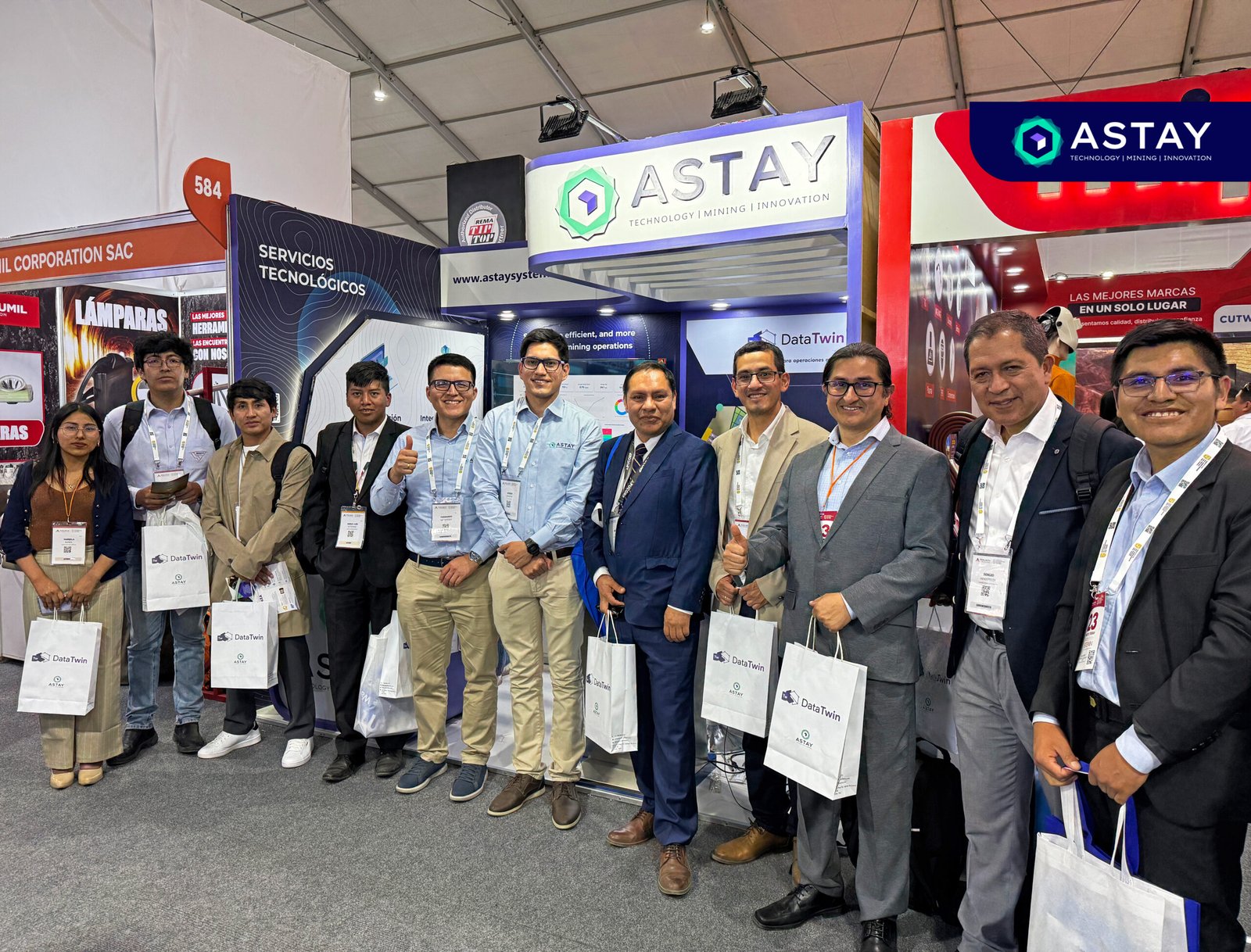 Equipo y profesionales junto al espacio ASTAY en PERUMIN 37
